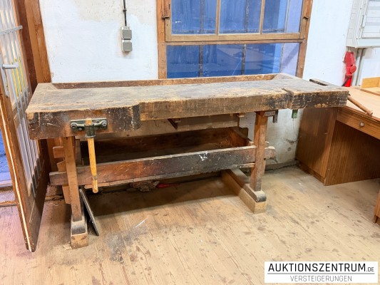 Massive historische Holzwerkbank ca. 2m mit Schraubzwinge
