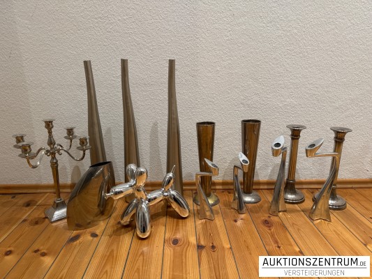 Konvolut 14 Teile moderne Metall-Dekoration mit Kerzenständern, Vasen und Skulptur