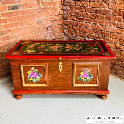 Alte Holztruhe  / Bauerntruhe mit Blumen bemalt 122*60*62